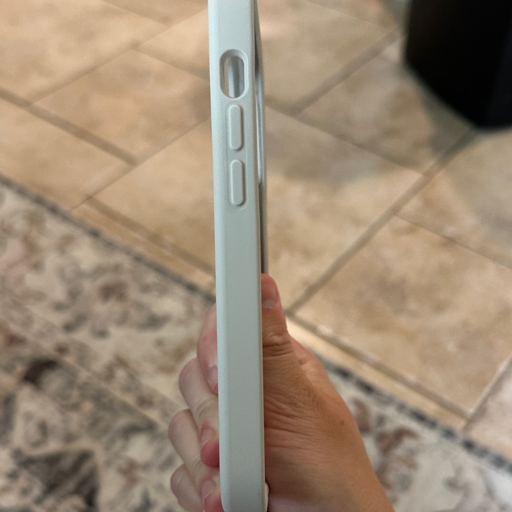 Amazon Essentials Cream Phone Case - Picture 4 of 5